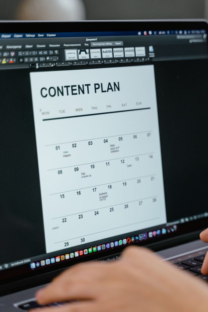 Can a simple website of updated info make money at 10k-25k visitors a day?